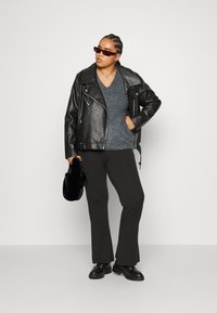 Vero Moda Curve VMCREWLEFILE V NECK BLOUSE - Sweter