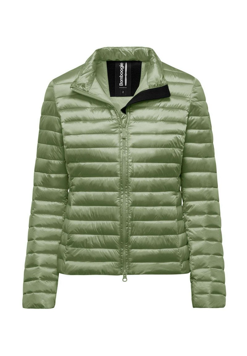 Giacca a vento verde con motivo trapuntato orizzontale, materiale leggero, chiusura con zip e un accento nero sul colletto.