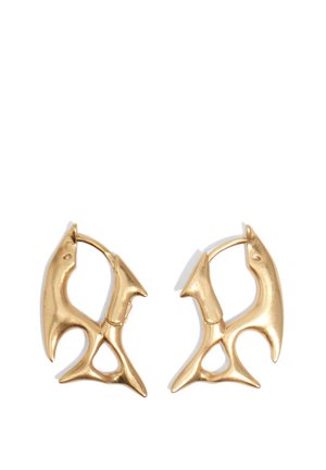 Par de pendientes de aro en tono dorado con forma abstracta, cortes angulares y superficies lisas y pulidas sobre un fondo blanco.