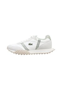 Zapatilla blanca con parte superior texturizada, detalles en verde claro y suela texturizada. Cuenta con el logo de Lacoste en el lateral y cierre de cordones.