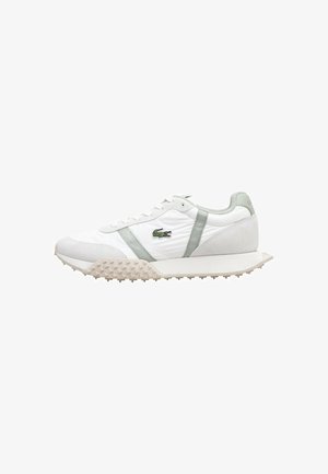Zapatilla blanca con parte superior texturizada, detalles en verde claro y suela texturizada. Cuenta con el logo de Lacoste en el lateral y cierre de cordones.