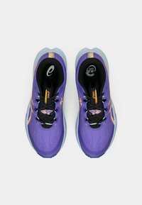 Lilla atletiske sko med en tekstureret overdel, sorte snørebånd og lyseblå såler. Har et orange logo på siden.