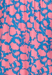 Blumenstoff in Blau und Pink mit einem Muster aus großen stilisierten Blumen und Blättern, mit einer glatten Textur und lebhaften Farbkontrasten.