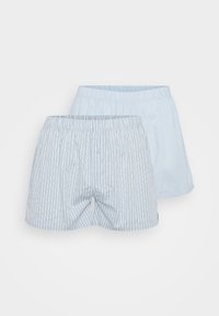 Due coppie di pantaloni corti da uomo in tessuto azzurro chiaro. Un paio è uniforme, mentre l'altro ha strisce verticali blu e un dettaglio con bottone frontale.