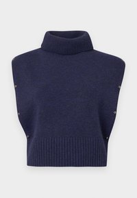 Sweater de gola alta azul-marinho com bainha canelada e mangas tipo capa. Apresenta botões de metal decorativos nos ombros e uma textura de malha macia.