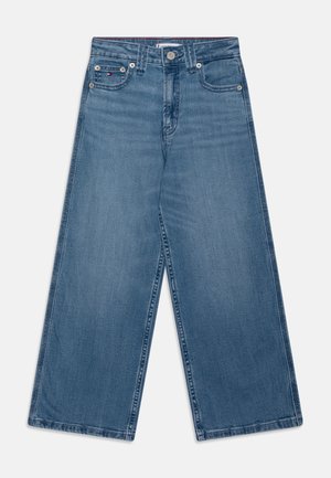 Jeans a gamba larga in denim blu chiaro, con un classico design a cinque tasche, chiusura con bottone e dettagli di cucitura discreti.