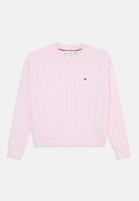 Maglione cable knit rosa chiaro con maniche lunghe, scollo a giro e orlo a coste. Presenta un piccolo logo sul lato sinistro del petto. Texture morbida.