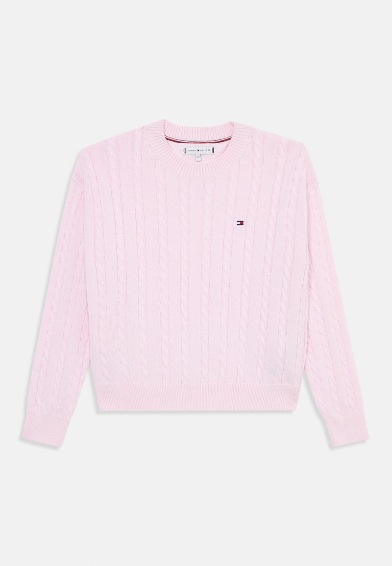 Maglione cable knit rosa chiaro con maniche lunghe, scollo a giro e orlo a coste. Presenta un piccolo logo sul lato sinistro del petto. Texture morbida.