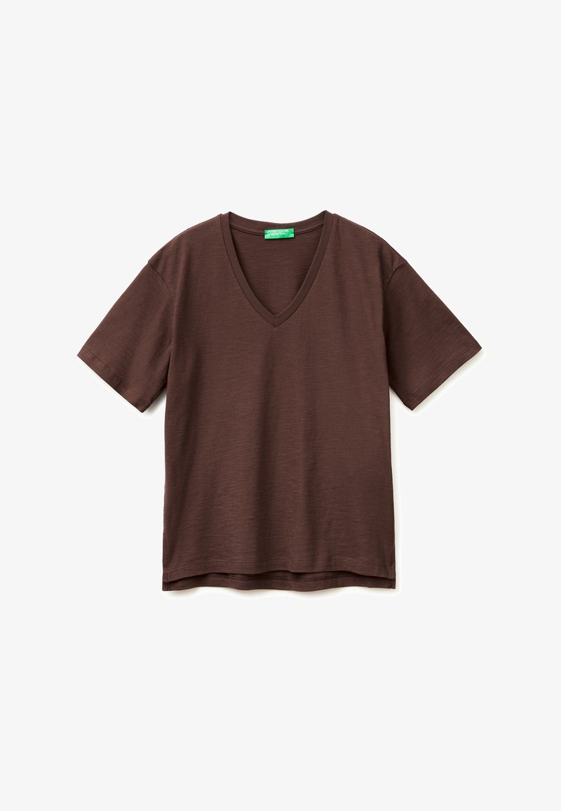 T-shirt marron à manches courtes avec col en V et étiquette verte au col, présenté à plat sur fond blanc.