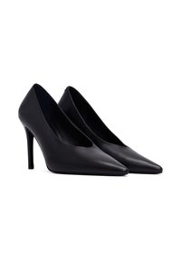 Zapatos de tacón alto de cuero negro con un diseño de puntera puntiaguda y una textura lisa y elegante. El tacón es esbelto y mide aproximadamente 10 centímetros.