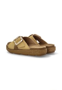 Sandalias amarillas con una tira ancha y una hebilla plateada, suela de corcho texturizada y diseño plano. El forro suave proporciona comodidad.
