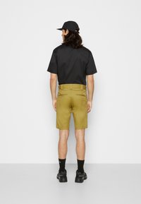 Dickies SLIM FIT - Calções - green moss