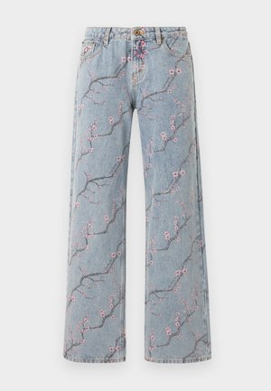 Φαρδιά τζιν ανοιχτού μπλε χρώματος με ροζ σχέδιο κλαδιού κερασιάς και παραδοσιακό σχεδιασμό με πέντε τσέπες.