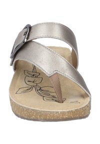 Metallic sølv sandal med krydsende stropper, korksål og tekstureret fodseng med et botanisk design. Justerbar spænde accent.