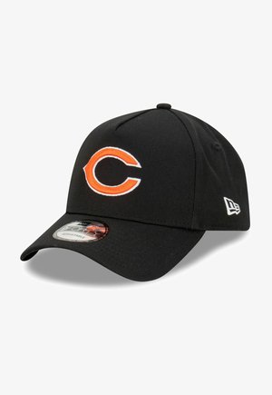 Czarna czapka baseballowa wykonana z materiału z wygiętym daszkiem. Na przodzie znajduje się haftowane pomarańczowe logo "C" oraz regulowany rozmiar.