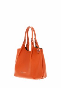 Oranje leren tote bag met een gestructureerde afwerking, dubbele handvatten bovenaan en een zilveren accent. Kenmerkt zich door een minimalistisch ontwerp en een zachte, gestructureerde vorm.