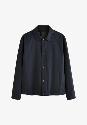 Chaqueta azul marino hecha de una tela suave, con un collar en punta, cierres a presión y mangas largas con puños abotonados.