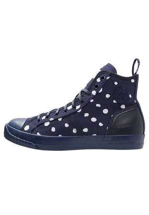 Marineblauwe hoge canvas sneaker met witte polka dots, zwarte rubberen neuskap, zwart leren hielpaneel en “RAW” logo patch aan de zijkant.