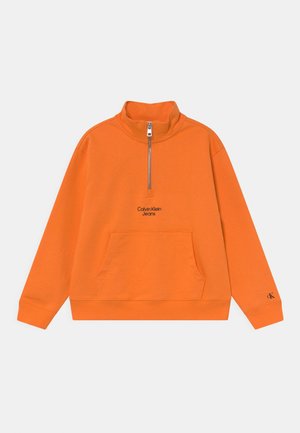 Oranje pullover met lange mouwen, voorzak in kangoeroestijl, halve rits, hoge kraag, "Calvin Klein Jeans" tekst op de borst en "ck" logo op de mouw.
