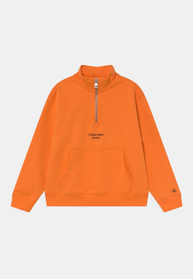 Pomarańczowy pulower z długim rękawem, z przednią kieszenią kangurką, półzamkiem błyskawicznym, wysokim kołnierzem, napisem „Calvin Klein Jeans” na piersi i logo „ck” na rękawie.