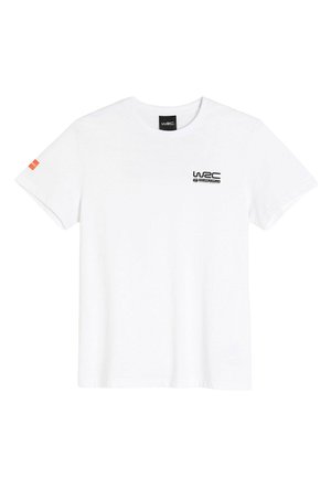 Biała bawełniana koszulka z krótkim rękawem, z czarnym logo WRC na piersi i pomarańczowym akcentem na lewym rękawie.