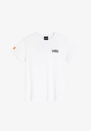 Biała bawełniana koszulka z krótkim rękawem, z czarnym logo WRC na piersi i pomarańczowym akcentem na lewym rękawie.