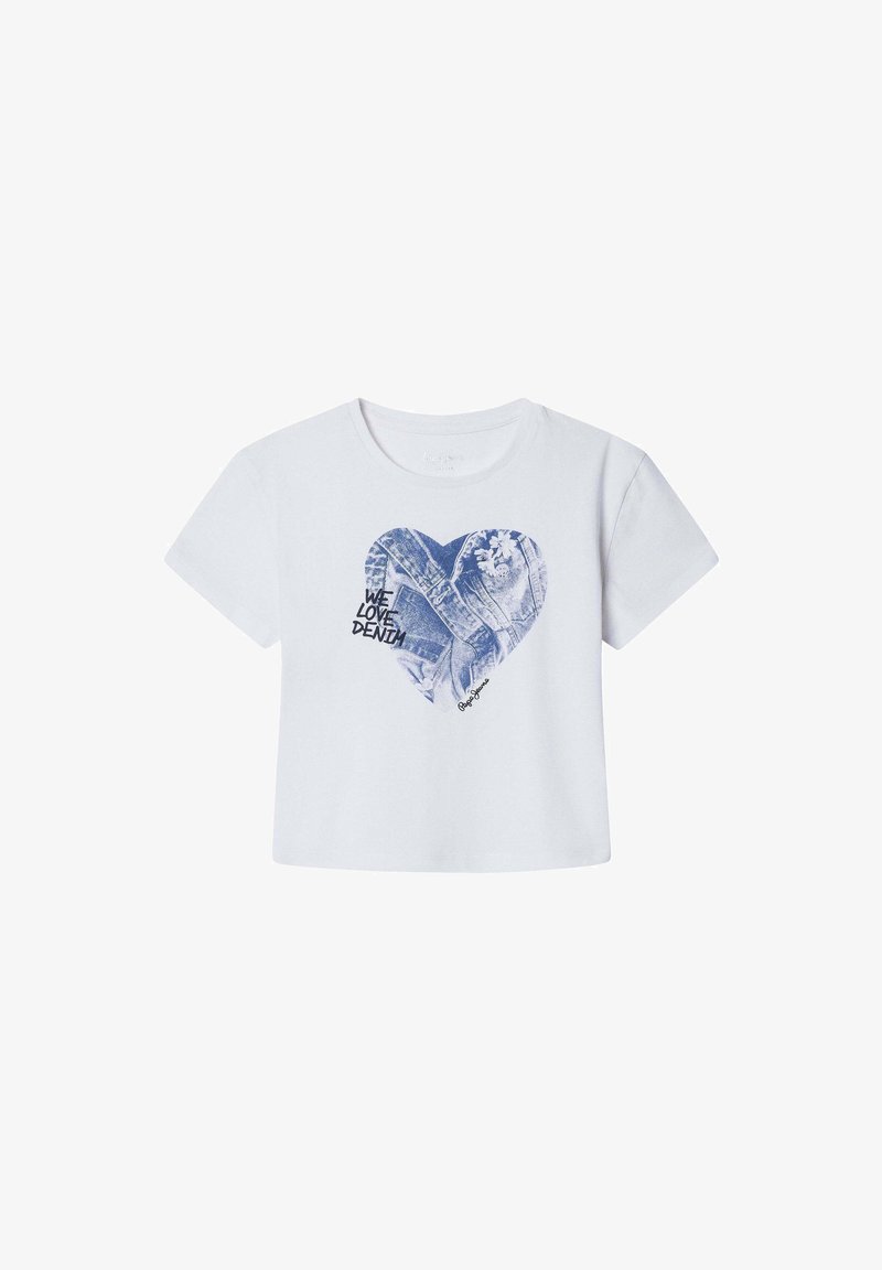 Camiseta blanca de manga corta con un diseño de corazón azul con textura de denim y texto que dice "NOS ENCANTA EL DENIM". Material de algodón suave.