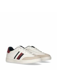Sneaker bianche con strisce verticali rosse e nere, materiale in pelle liscia, punta arrotondata e un accento in suede beige sulla parte anteriore.