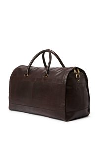 Sac de voyage en cuir marron foncé avec double poignées, tirettes dorées et une base rectangulaire robuste sur fond blanc.