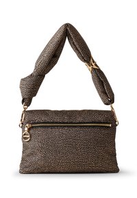 Borsa a spalla marrone con motivo, zip dorata, tessuto morbido e manico annodato in tessuto, con un ciondolo rotondo con marchio.