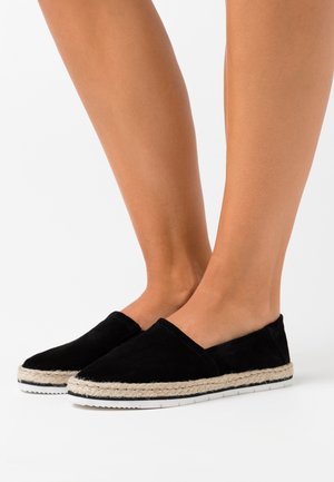 Schwarze Slipper aus Wildleder mit einer gewebten Jute-Zwischensohle und einer Gummisohle. Einfaches Design ohne sichtbare Marken oder Muster.
