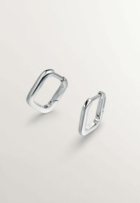 Pendientes de metal plateado con forma rectangular, presentando superficies lisas y pulidas y un diseño minimalista. Sin acentos o patrones adicionales.