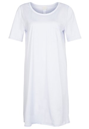 Krótki rękaw, sukienka do kolan w kolorze białym, wykonana z miękkiego materiału, z okrągłym dekoltem i małą kieszonką na lewej piersi.
