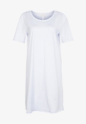 Krótki rękaw, sukienka do kolan w kolorze białym, wykonana z miękkiego materiału, z okrągłym dekoltem i małą kieszonką na lewej piersi.