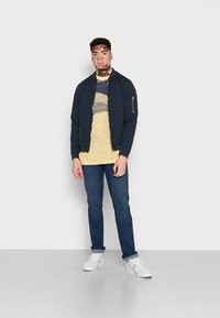 Wrangler TEXAS  - Calças de ganga de perna direita - blue silk