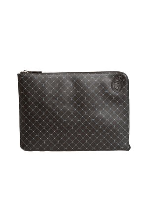 Zwart leren pouch met ritssluiting en een getextureerd oppervlak, voorzien van een diamantpatroon in lichtblauw en een klein geperst logo.