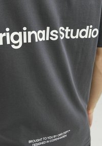 Jack & Jones JORVESTERBRO BACK SS CREW NECK  - Trükipildiga T-särk - asphalt