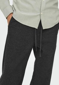 Only & Sons SINUS LOCKER GESCHNITTEN  - Stoffhose - black