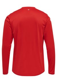 Rode sportieve shirt met lange mouwen, ronde halslijn, een gladde textuur, subtiele witte schouderaccenten en een klein logo op de achterkant van de kraag.