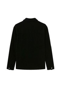 Černá dlouhá košile s límečkem a zapínáním na knoflíky na rukávech, zobrazena z zadní strany na bílé ploše.