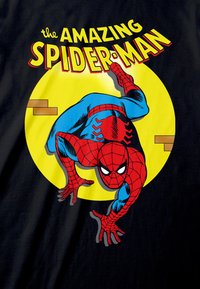 Černé tričko s barevným grafikou, na které je zobrazen Spider-Man v modré a červené barvě, na pozadí žlutého kruhu, s nápisem "úžasný Spider-Man."