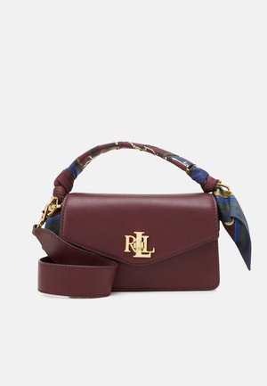 Sac à main en cuir bordeaux avec logo RL doré, poignée supérieure enveloppée d'un foulard à motif et bandoulière amovible sur fond blanc.