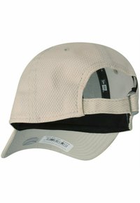 Helle beige Mütze mit einem strukturierten Mesh-Design. Verfügt über einen gebogenen Schirm, einen verstellbaren Riemen hinten und ein schwarzes Innenfutter.