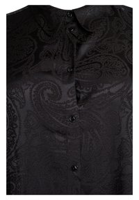 Camicia nera a maniche lunghe con un sottile motivo paisley, texture liscia e colletto classico, con cinque bottoni neri sul davanti.