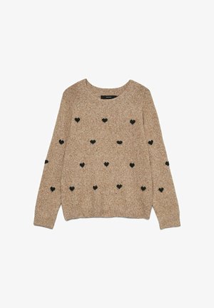 Tan sweater med en blød tekstur, prydet med sorte hjerte mønstre jævnt fordelt over kroppen og en bred rund halsudskæring.