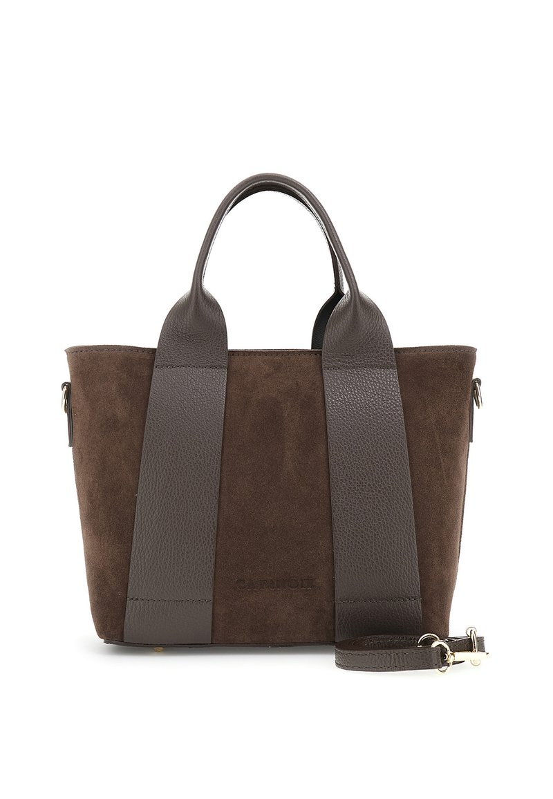 Borsa in suede e pelle marrone con doppi manici e una tracolla rimovibile. Presenta un design minimalista e un branding sottile sulla parte anteriore.
