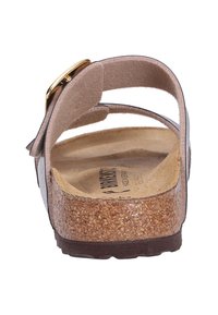 Bruine kurken sandalen met voetbed, voorzien van drie beige banden en een goudkleurige gesp. Vlakke zool met gestructureerde patronen voor betere grip.