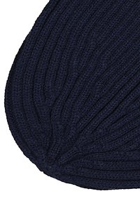 Navy gebreide muts met een geribde textuur en een gladde afwerking. De vorm is licht afgerond en heeft een snug fit voor extra warmte.