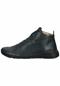 Bottine haute en cuir bleu foncé avec un bout arrondi, semelle en caoutchouc noire, lacets plats et design minimaliste. Texture lisse avec un éclat subtil.