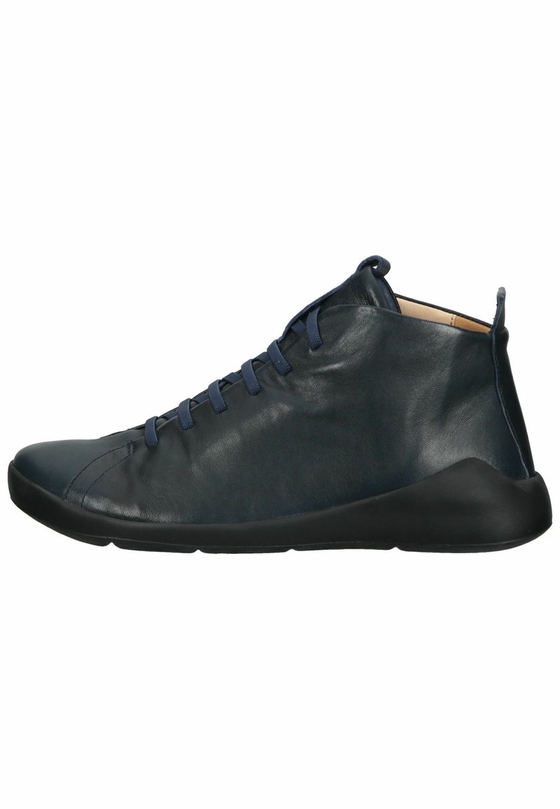Bottine haute en cuir bleu foncé avec un bout arrondi, semelle en caoutchouc noire, lacets plats et design minimaliste. Texture lisse avec un éclat subtil.